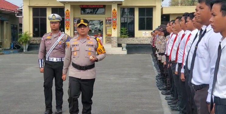 FOTO: MATAKALTENG- Kapolres Kotim, AKBP Resky Maulana Zulkarnain saat memimpin gelar pasukan Ops Zebra Telabang 2024.