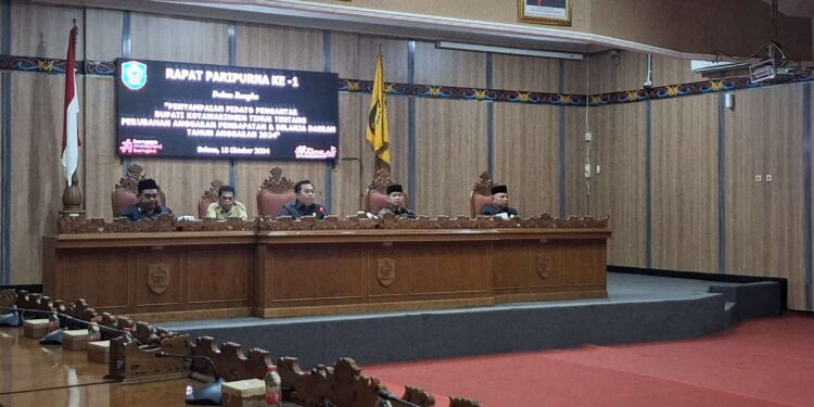 Foto: DIAN/MATA KALTENG - Ketua DPRD Kotim (Rimbun) saat memimpin rapat paripurna.