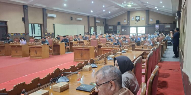 Foto: DIAN/MATA KALTENG - Rapat paripurna pembahasan APBD Perubahan, 15 Oktober 2024.