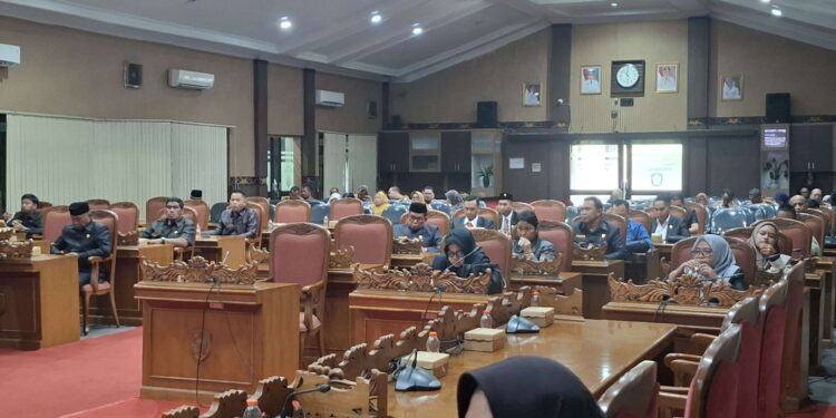 Foto: DIAN/MATA KALTENG - Rapat paripurna pembahasan APBD Perubahan, 15 Oktober 2024.