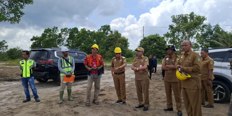 Foto : AKH/MATA KALTENG - Pj Bupati Sukamara Rendy Lesmana saat meninjau pembangunan Labkesda.