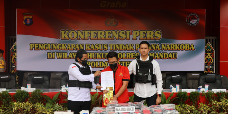 FOTO: RZL/MATAKALTENG - Terduga pelaku W, pada saat dihadirkan di konferensi pers Polda Kalteng.