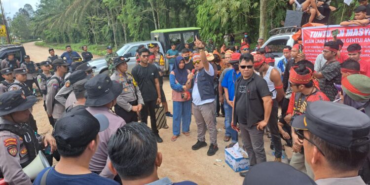 Foto:IST/MATA KALTENG - Aksi demonstrasi warga di PT SKD, Km 45 Jendral Sudirman, 15 Oktober 2024.