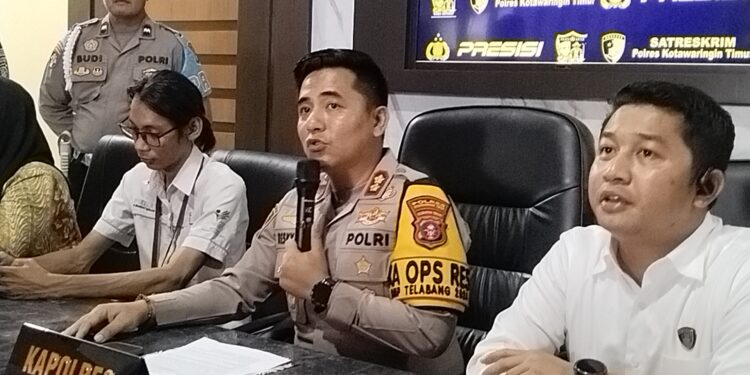 FOTO: AGUS/MATAKALTENG- Kapolres Kotim, AKBP Resky M.Z, saat menujukan barbuk dari pelaku pembuangan bayi bersama instansi terkait saat konferensi pers di Mapolres Kotim. Senin, 14 Oktober 2024.