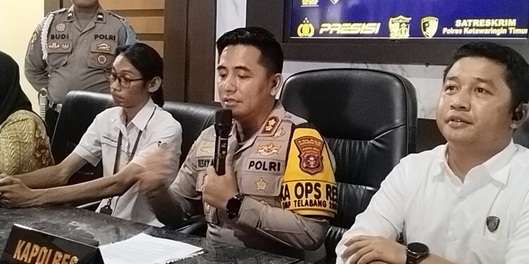 FOTO: AGUS/MATAKALTENG- Kapolres Kotim, AKBP Resky M.Z, saat konferensi pers pengungkapan pelaku pembuangan bayi bersama instansi terkait pers di Mapolres Kotim. Senin, 14 Oktober 2024.