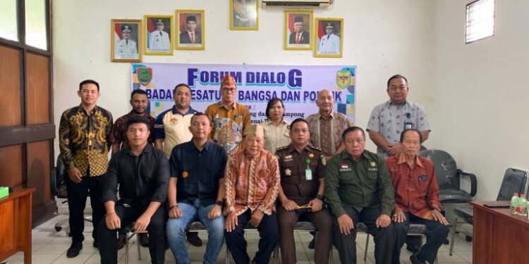 FOTO : KESBANGPOL GUMAS/MATA KALTENG - Kepala Badan Kesbangpol Kabupaten Gumas Sugiarto didampingi Ketua FKDM Provinsi Kalteng Sidik Rahman Usop Ketua FKDM Gumas Anthony L Djaga, ketika berfoto bersama dengan peserta pertemuan dengan FKDM Kalteng, di aula rapat badan kesbangpol setempat.