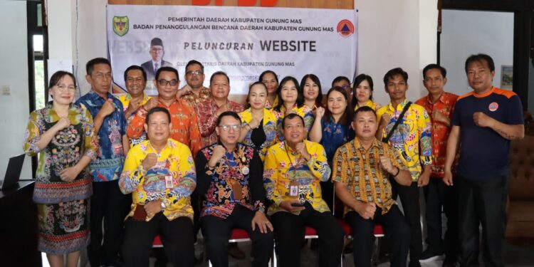 FOTO : DISKOMINFO SANTIK/MATA KALTENG - Sekda Gumas Richard didampingi Staf Ahli Bupati Guanhin dan Kepala Pelaksana BPBD Champili, ketika berfoto bersama dengan pegawai BPBD, pekan lalu.