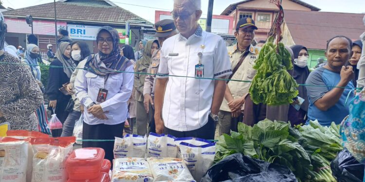FOTO : DEVIANA/MATAKALTENG - Pj Sekda Kotim Sanggul Lumban Gaol didampingi Kepala Dinas Pertanian dan Ketahanan Pangan Sepnita saat meninjau gerakan pangan murah, Rabu 16 Oktober 2024.