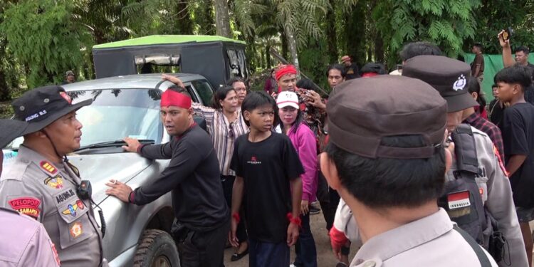 Foto:IST/MATA KALTENG - Suasana pendemo ketika berusaha membuka barikade polisi.
