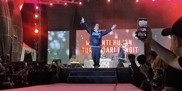 FOTO: AGUS/MATAKALTENG- Konser NDX A.K.A di stadion 29 Nopember Sampit. Rabu, 15 Oktober 2024 malam.