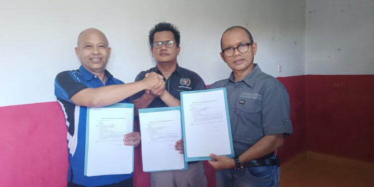 FOTO : PWI GUMAS/MATA KALTENG - Tiga anggota PWI Kabupaten Gumas ketika melakukan salam komando, usai mengambil formulir pendaftaran calon ketua PWI periode 2024-2027, Rabu, 16 Oktober 2024.