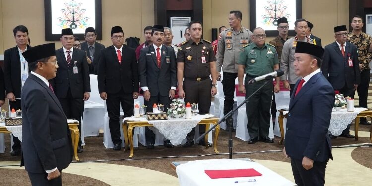 FOTO: IST/MATAKALTENG - Gubernur Kalteng, H Sugianto Sabran saat mengukuhkan Kepala Perwakilan BPKP Kalteng.
