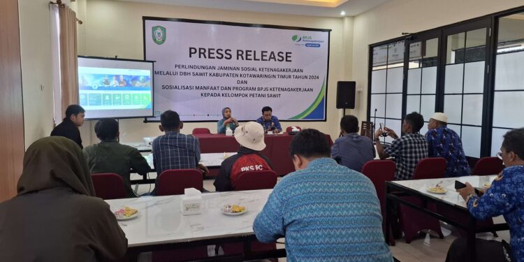 Foto: DIAN/MATA KALTENG - Penyampaian informasi terkait kepesertaan petani sawit di Kotim sebagai peserta BPJS Ketenagakerjaan melalui DBH sawit, 17 Oktober 2024.