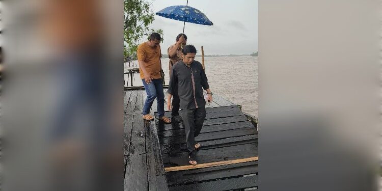 FOTO: MATAKALTENG - RUDINI Calon Bupati Kotim nomor urut 3 saat berkunjung di Kecamatan Pulau Hanaut beberapa waktu lalu.