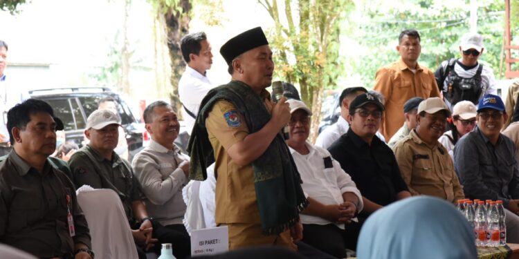 Foto: MATAKALTENG - Gubernur Kalteng saat menghadiri Pasar Murah di Parenggean.