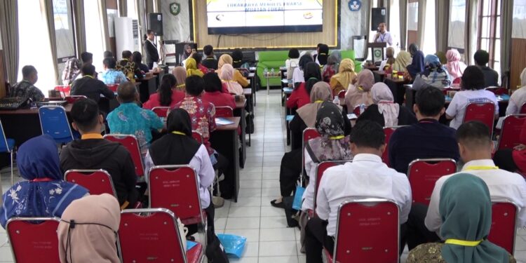 Foto: DIAN/MATA KALTENG - Kegiatan lokakarya menulis fraksi muatan lokal yang diselenggarakan forum literasi Kotim, 17 Oktober 2024.