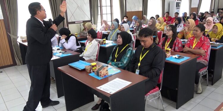 Foto: DIAN/MATA KALTENG - Kegiatan lokakarya menulis fraksi muatan lokal yang diselenggarakan forum literasi Kotim, 17 Oktober 2024.