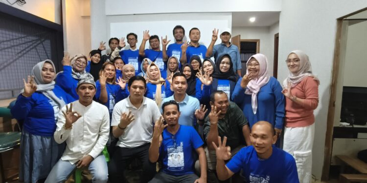 FOTO: MATAKALTENG - RUDINI-PAISAL saat berfoto dengan para pendukungnya.