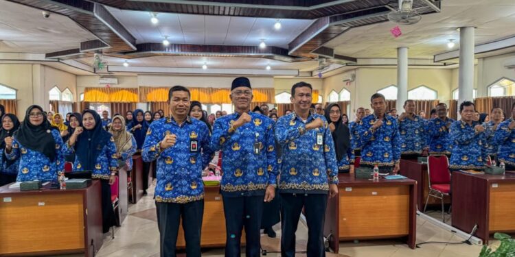 FOTO : DEVIANA/MATAKALTENG - Pj Sekda Kotim Sanggul Lumban Gaol bersama peserta sosial, Kamis 17 Oktober 2024.