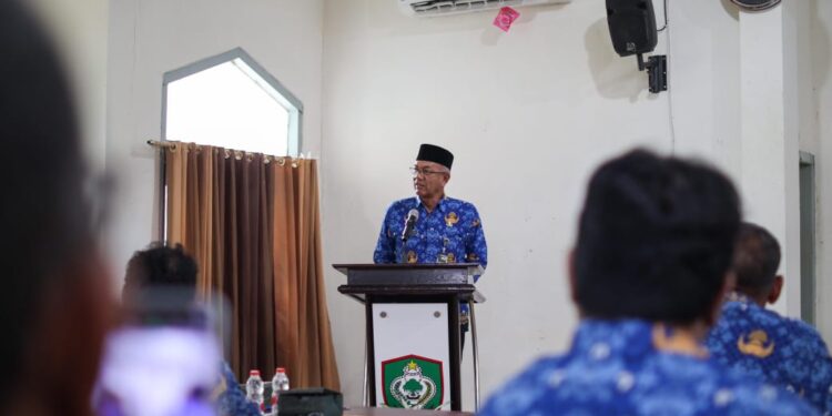 FOTO : DEVIANA/MATAKALTENG - Pj Sekda Kotim Sanggul Lumban Gaol saat membuka sosialisasi peraturan kepegawaian, Kamis 17 Oktober 2024.