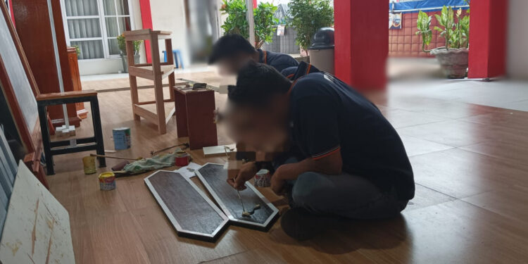 FOTO: IST/MATA KALTENG- WBP Lapas Kelas II B Sampit saat melakukan pelatihan pembuatan talawang.