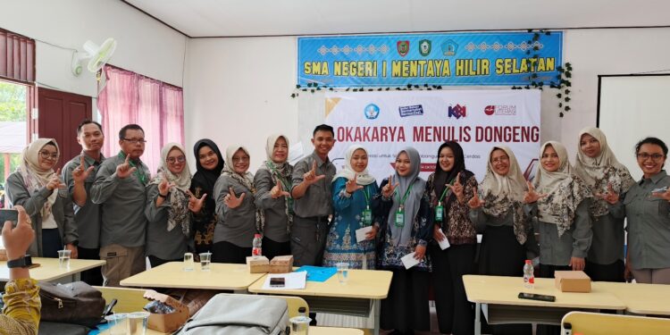 Foto: IST/MATA KALTENG - Lokakarya menulis dongeng di SMAN 1 Mentaya Hilir Selatan, Kotim, 17 Oktober 2024.