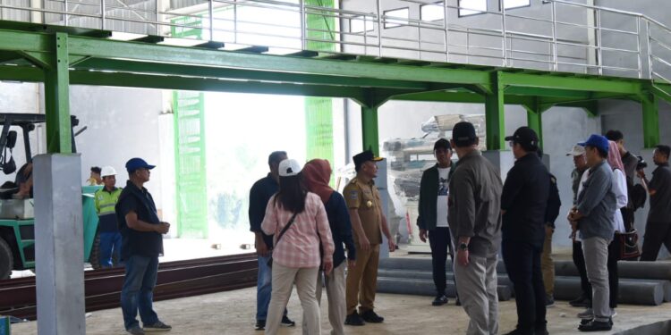 Foto: MATAKALTENG - Gubernur Kalteng Tinjau Pabrik Pakan Ternak Siap Produksi.