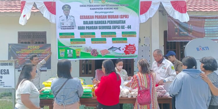 FOTO : DPKP GUMAS/MATA KALTENG - Suasana pelaksanaan gerakan pangan murah di halaman Kantor Desa Tanjung Riu, Kecamatan Kurun, Rabu, 16 Oktober 2024.
