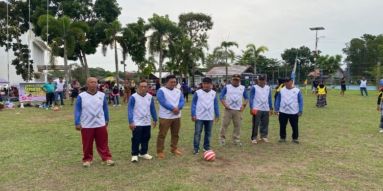 FOTO : AKH MATAKALTENG - Pj Bupati Sukamara Rendy Lesmana saat membuka Pekan Olahraga Tradisional dan Rekreasi.