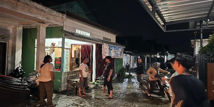 FOTO: AGUS/MATAKALTENG - Suasana usai saat pihak kepolisian Polsek Baamang datang ke TKP pengancaman oleh senjata tajam, Jumat 18 Oktober 2024 malam.