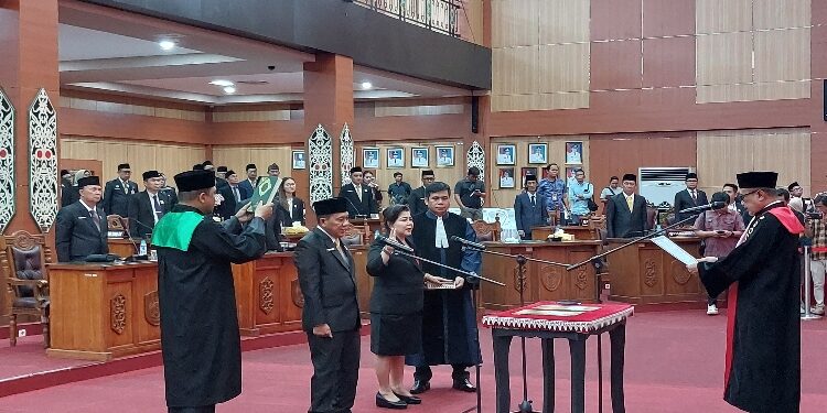 FOTO: OLIVIA/MATAKALTENG - Rapat Paripurna Pelantikan Ketua Definitif DPRD Palangka Raya, bertempat di Ruang Sidang Paripurna DPRD Kota Palangkaraya, Jumat 18 Oktober 2024.