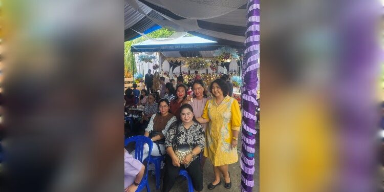 FOTO : ICEU PURNAMASARI/MATA KALTENG - Anggota DPRD Kabupaten Gumas Iceu Purnamasari (batik kuning) ketika duduk bersama dengan warga Desa Dahian Tambuk, Kecamatan Mihing Raya.