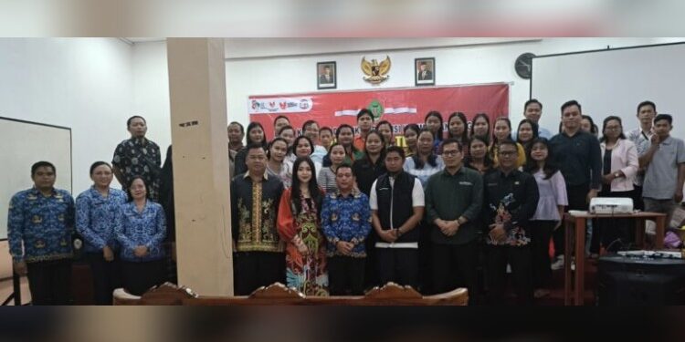 FOTO : DISTRANSKERKOP DAN UKM GUMAS/MATA KALTENG - Kabid Kelembagaan, Pemberdayaan dan Pengawasan Koperasi dan UKM Redianto serta narasumber, ketika berfoto bersama dengan para peserta bimtek pemasaran bagi pelaku usaha, di Aula Hotel Insevas, Kamis, 17 Oktober 2024.