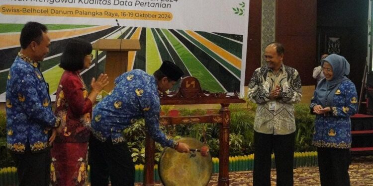 Foto: MATAKALTENG - Staf Ahli (Sahli) Gubernur Bidang Ekonomi, Keuangan dan Pembangunan Yuas Elko membuka Rapat Koordinasi Daerah (Rakorda) Sensus Pertanian 2024.