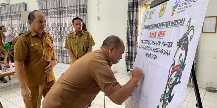 FOTO : DINKES GUMAS/MATA KALTENG - Sejumlah pihak saat menandatangani komitmen bersama kick off integrasi layanan primer di Kabupaten Gumas tahun 2024, di aula kantor bapperida setempat, Kamis, 17 Oktober 2024.