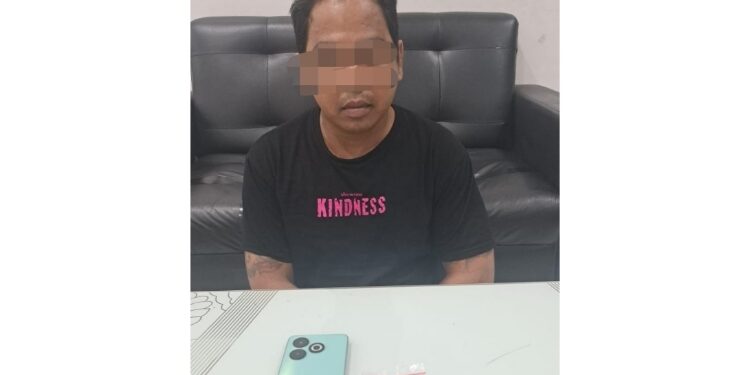 FOTO: IST/MATAKALTENG- Pelaku berinisial H saat diamankan oleh pihak Kepolisian Polsek Baamang.