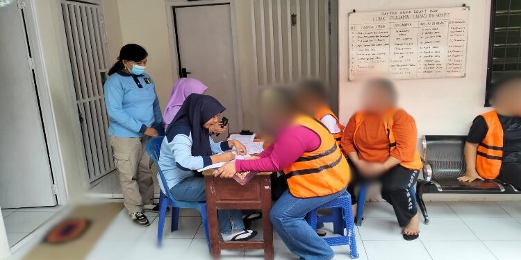 FOTO: IST/MATAKALTENG- Deteksi dini terhadap kanker serviks dengan metode IVA oleh warga perempuan Lapas Sampit.