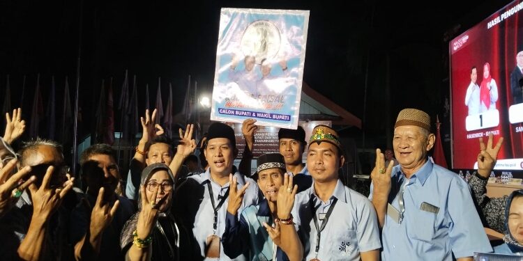 FOTO: MATAKALTENG - Rudini dan Paisal bersama pendukungnya.