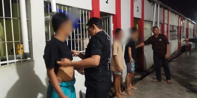 FOTO: IST/MATAKALTENG- Lapas Kelas IIB Sampit saat melakukan rajia blok hunian WBP.