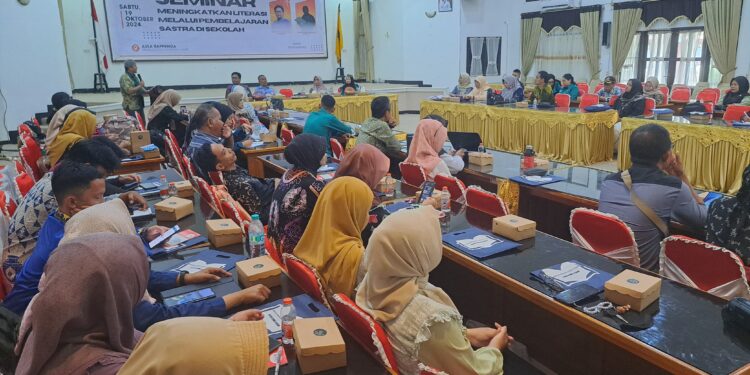 Foto:DIAN/MATA KALTENG - Seminar meningkatkan literasi melalui pembelajaran sastra di sekolah.