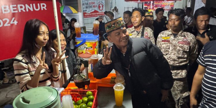 Foto: MATAKALTENG - Calon Gubernur Kalteng H Agustiar Sabran saat mengunjungi Bazar UMKM Pasar Rakyat Huma Betang di Rumah Pemenangan Koalisi Huma Betang Jalan Adonis Samad Palangka Raya, Sabtu (19/10) malam.