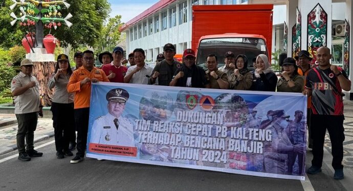 Foto: MATAKALTENG - Pelepasan tim TRC Pemprov Kalteng oleh Plt Sekda Kalteng Katma F Dirun. Didampingi Kepala BPBPK Kalteng, Kepala Dinas Sosial Kalteng Eddy Karusman dan jajaran TRC.