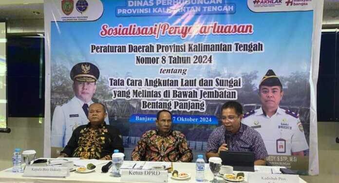 Foto: MATAKALTENG - Ketua Sementara DPRD Provinsi Kalteng, Arthon S Dohong dan Kadishub Kalteng Yulindra Dedy di acara sosialisasi Perda Nomor 8 Tahun 2024.