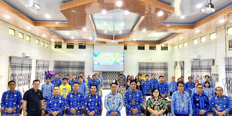 FOTO : DPU GUMAS/MATA KALTENG Sekretaris DPU Kabupaten Gunung Mas, Jaya dan narasumber, berfoto bersama dengan peserta pelatihan perhitungan TKDN, dan pengadaan barang/jasa melalui E-Purchasing, di aula kantor bapperida setempat, Jumat, 18 Oktober 2024.