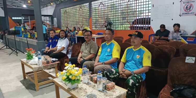 FOTO : DISKOMINFO SANTIK/MATA KALTENG - Pj Bupati Gumas Herson B Aden (tengah) didampingi Kajari Sugito, ketika menghadiri pembukaan turnamen futsal KNPI Cup tahun 2024, Jumat, 18 Oktober 2024 sore.