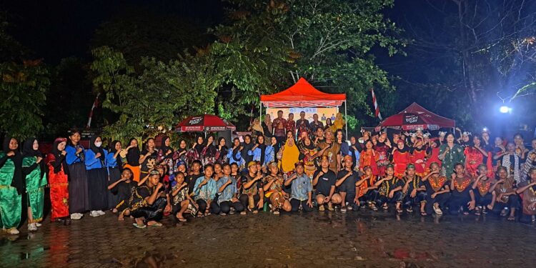 Foto:DIAN/MATA KALTENG - Sejumlah.pelajar asal Kotim yang menjadi peserta festival budaya di museum kayu, Sampit, Kotim.