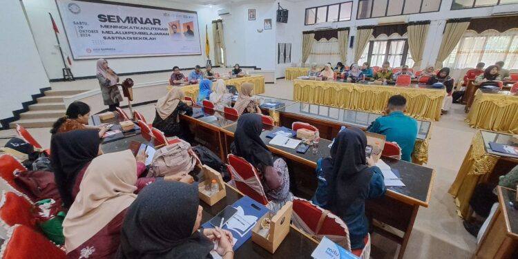 Foto:DIAN/MATA KALTENG - Seminar meningkatkan literasi melalui pembelajaran sastra di sekolah, 21 Oktober 2024.