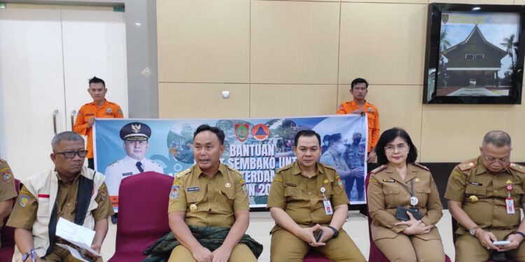 Foto: MATAKALTENG - Gubernur Kalimantan Tengah H. Sugianto Sabran saat diwawancarai awak media sebelum melepas pemberangkatan Tim dan bantuan logistik untuk daerah terdampak banjir.