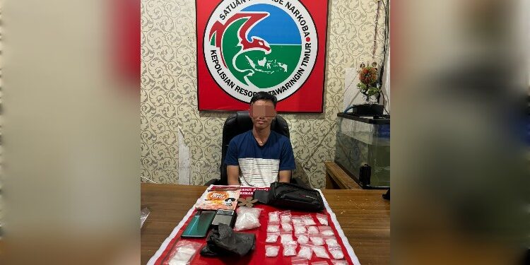 FOTO: IST/MATAKALTENG- Pelaku berserta barang bukti saat diamankan di Mapolres Kotim.