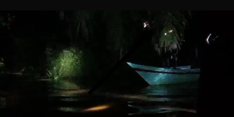 FOTO: IST/MATAKALTENG - Tangkap layar proses pencarian warga Desa Parebok, Kecamatan Teluk Sampit, Kotim yang disambar buaya, Senin 21 Oktober 2024 malam.